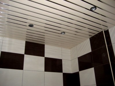 отделка потолка ванной