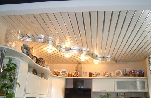 отделка потолка кухни